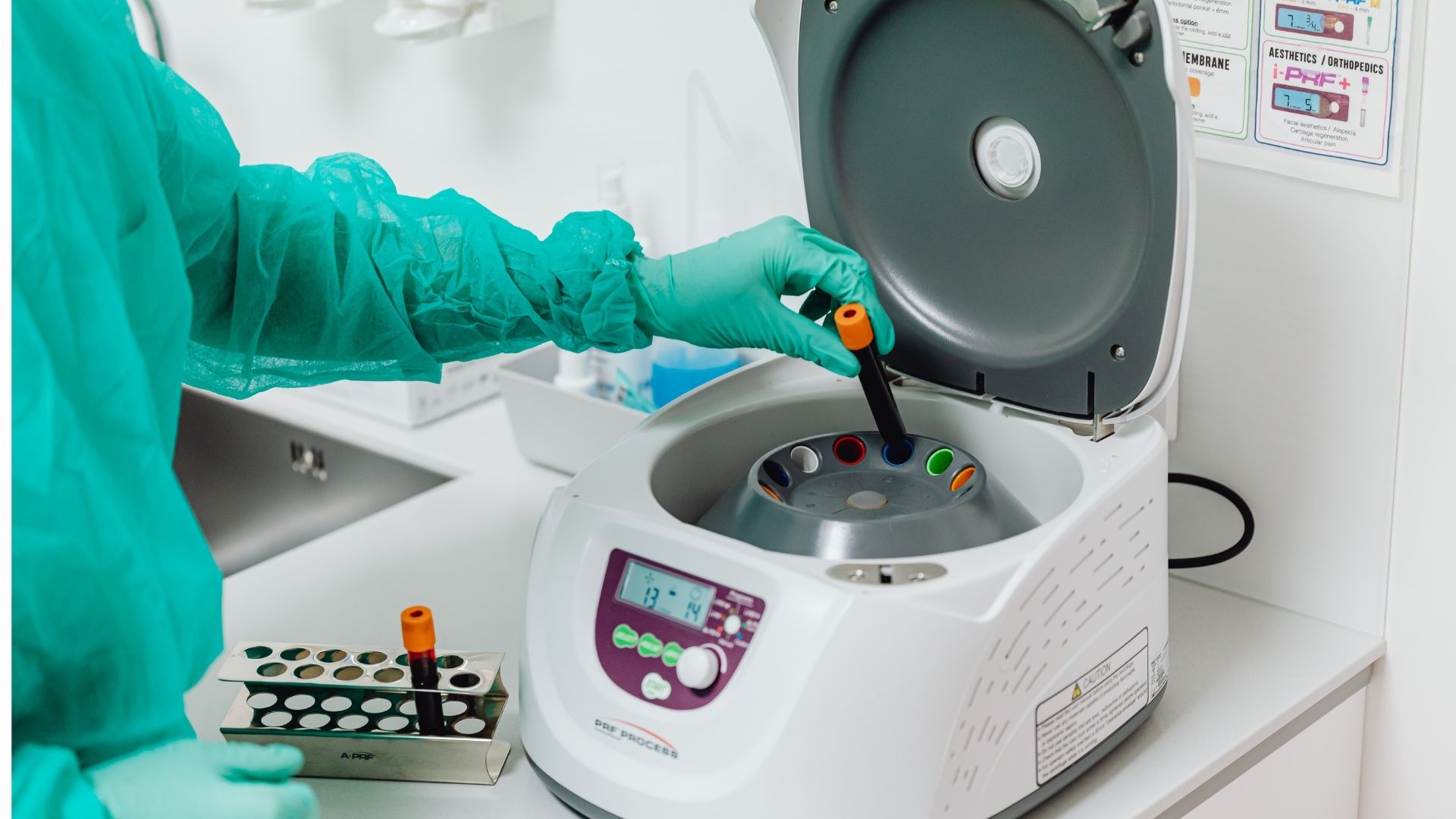 odwirowywanie surowicy krwi, pracownik laboratorium wkłada probówkę z krwią do wirówki