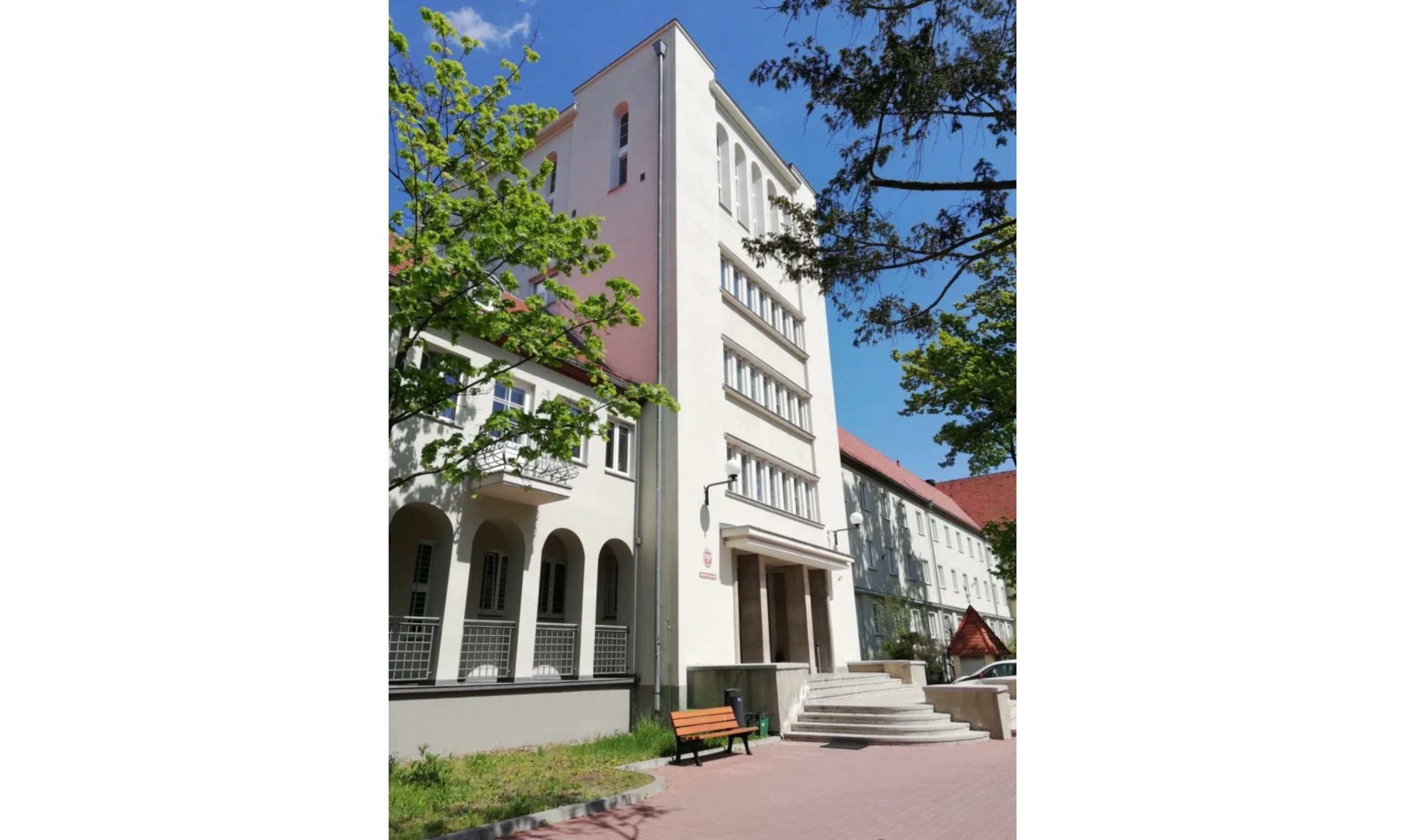 Budynek mieszczący zakład, widok na przednią ścianę